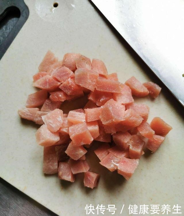 它是碱性食物,2块一斤,孩子经常吃,补铁补钙