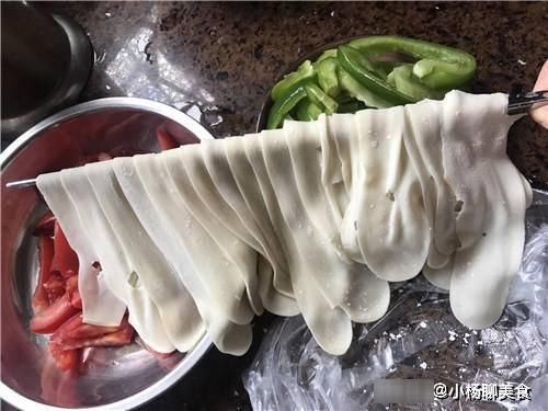 美味|饺子皮别只包饺子，两三步做成汤，方便又美味，能管一天不饿