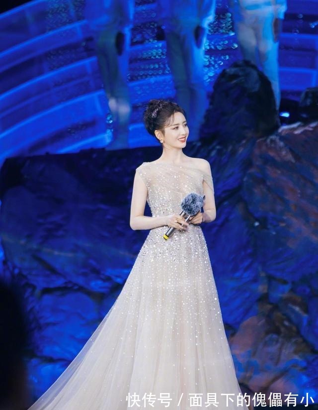 大长腿|佟丽娅真是太美了,一身红色运动套装休闲舒适,“漫画腿”抢镜!