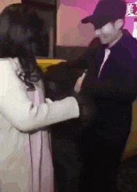 |搞笑GIF:后面的妹子,你怎么不用手推门,看着为你心疼!