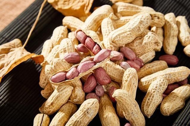 高血脂|血脂高不能吃花生？专家忠告：若想避开血脂高，这3种食物要少碰