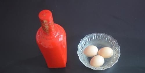 把鸡蛋放白酒里泡一泡,作用真厉害,解决了很多人的困扰,太实用了