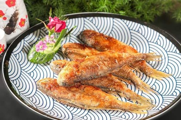 冬天，这鱼比带鱼好吃，这样做外酥里嫩不腥气，孩子爱吃不挑剔