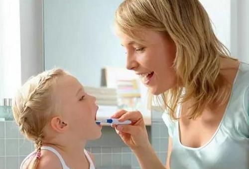 华华华|'我家孩子2岁就会刷牙了'，宝妈发朋友圈炫耀，医生评论：太难了