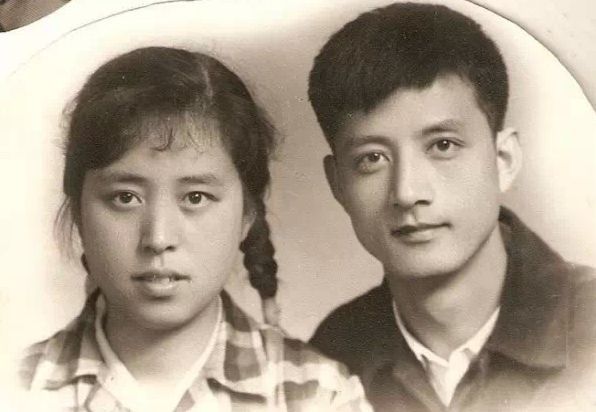父母|“爸，你怎么看上我妈了？”儿子看到父母年轻的照片后，产生疑问