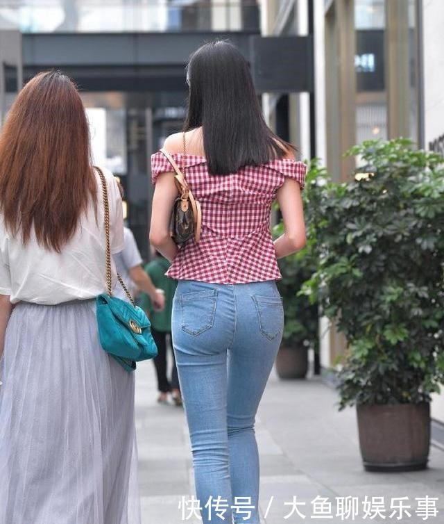 个性|紧跟时髦女孩的步伐,选择有个性的牛仔裤穿着,好看又显气质