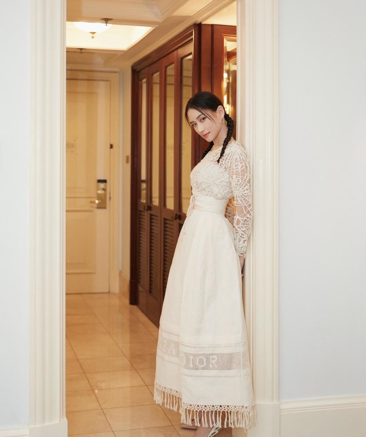 千金|何超莲不愧是千金，穿白T恤搭配彩色短裙高级时髦，女神范十足