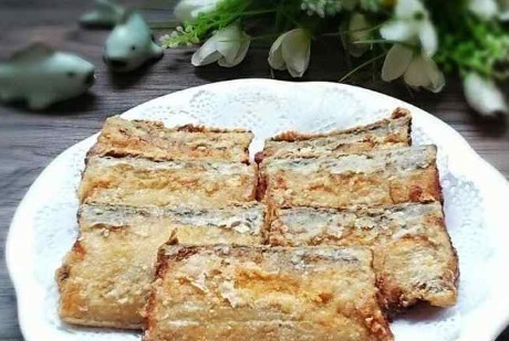 干炸带鱼时,别再裹淀粉了,学会饭店大厨的方法,外酥里嫩不粘锅