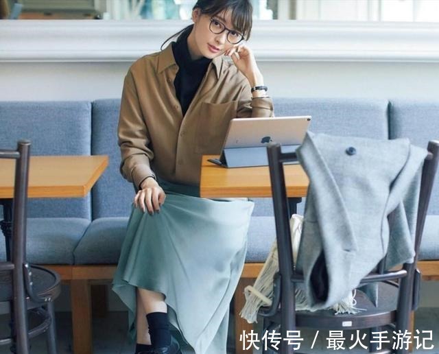 女人 女人年过三十还不会打扮试试“衬衫+高领”,这样穿时尚显气质!