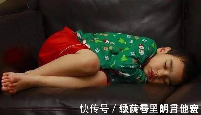 蜷缩状|孩子“3种睡姿”暗示长大后的性格情商高的孩子,大多是第二种