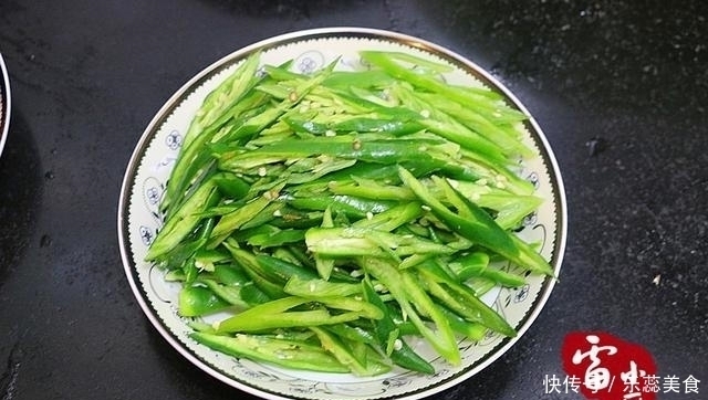 这东西一年才吃上一次，馋死了，端上桌都抢着吃，家乡的味道啊