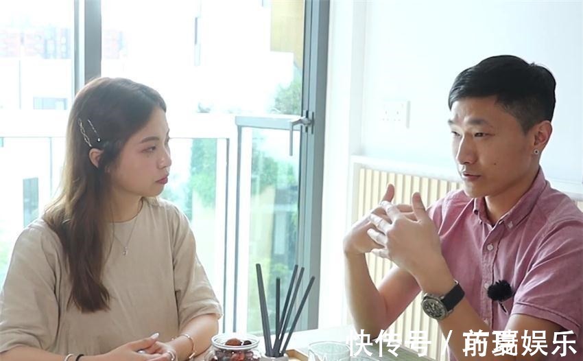 收纳|小两口买下21㎡婚房,巴掌大的家挤出“双客厅”,生活去繁从简