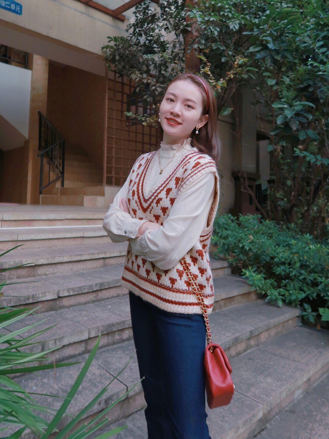 搭配 看了这位姐姐的搭配,才知道“毛衣”的时尚,基础款穿出高级感