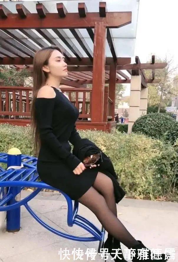 黑色长裙的搭配，简约又修身，不自信的女孩驾驭不了