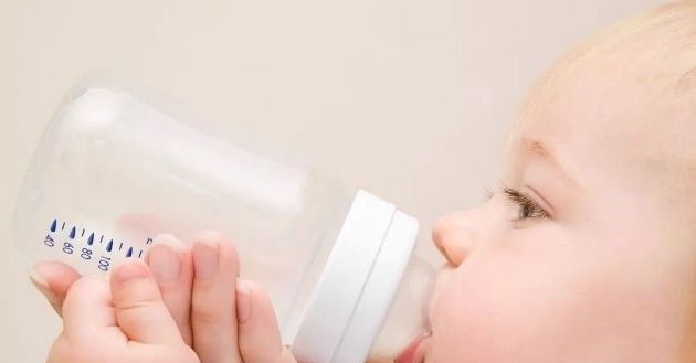 奶瓶|给宝宝洗奶瓶时,这3种误区要避免,不然会越洗越脏,家长上点心