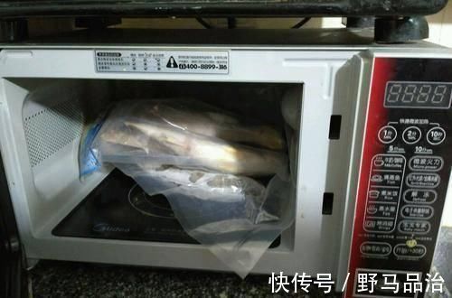 保鲜膜|不管解冻什么鱼，别直接用水泡，学会这招，吃着跟活鱼一样鲜