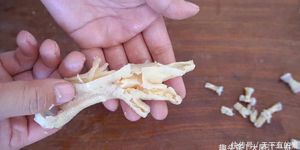 鸡爪去骨头原来这么简单,3分钟去除干净,吃鸡爪跟吃肉一样解馋