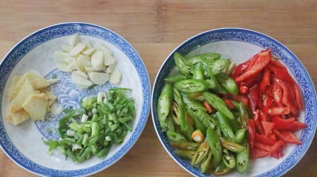 夏天就馋豆腐这个吃法,切一切煮5分钟,出锅连渣都不剩,太好吃