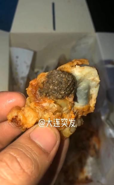  订叫|大连一市民订叫了个炸鸡吃出鸡屎 商家：上门和你谈谈