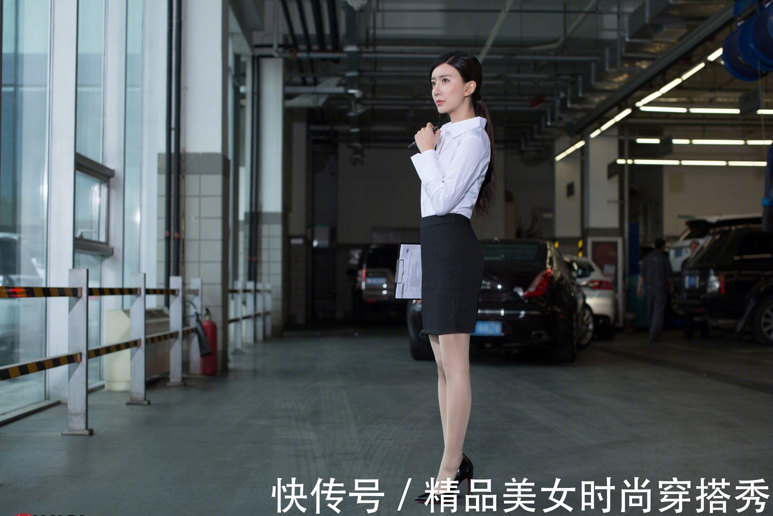 白色 简约干练的白色衬衫搭配高腰的黑色包臀裙,优雅又大方