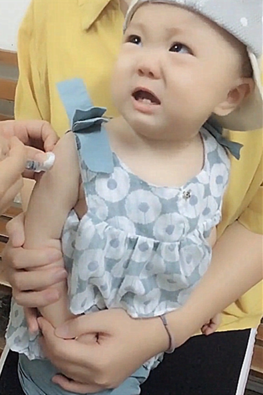 “确认过眼神,记住打针的人!”扎针的瞬间,宝宝反应太可爱了