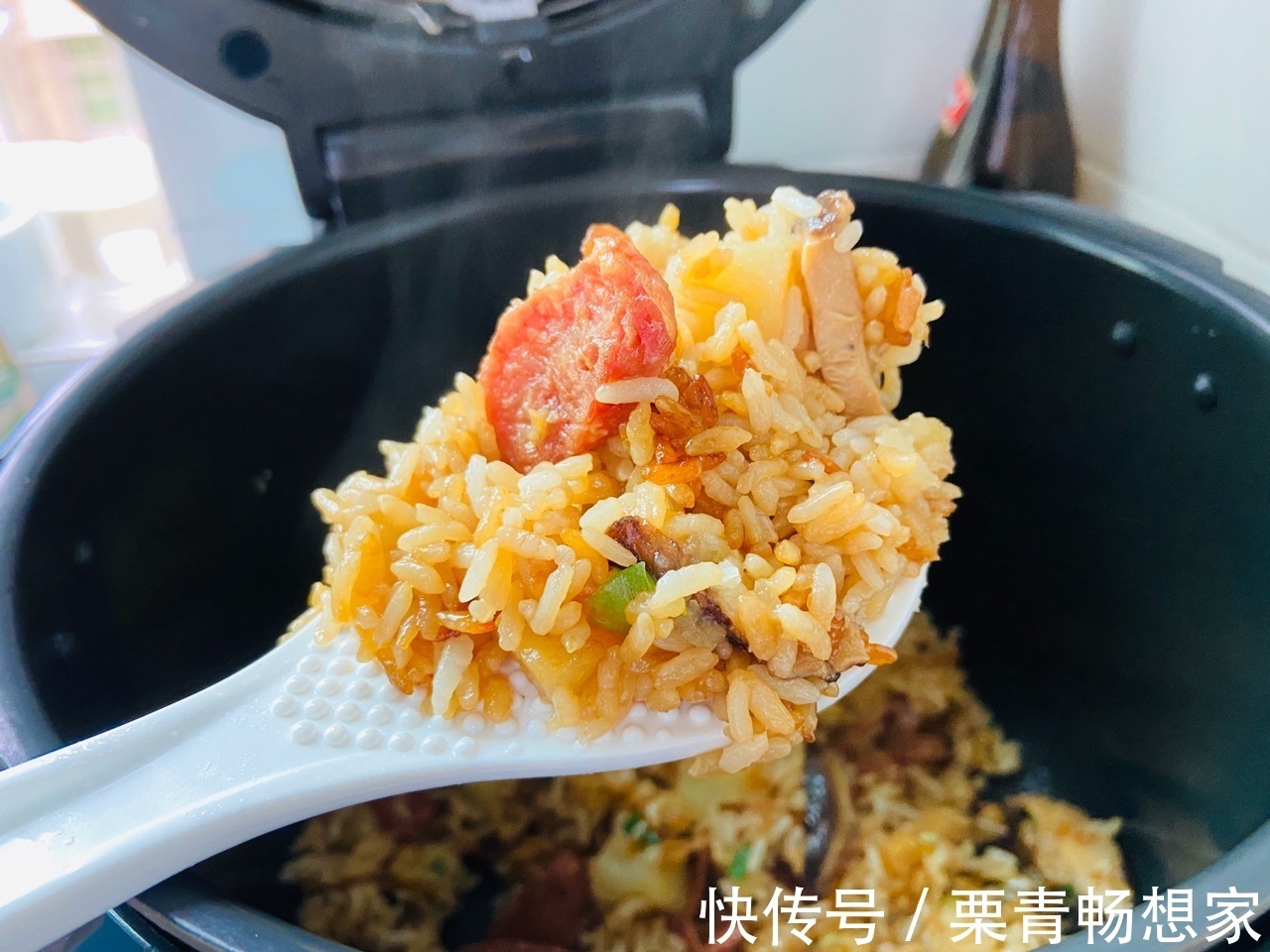 香菇土豆腊肠焖饭，美味好吃，健康有营养