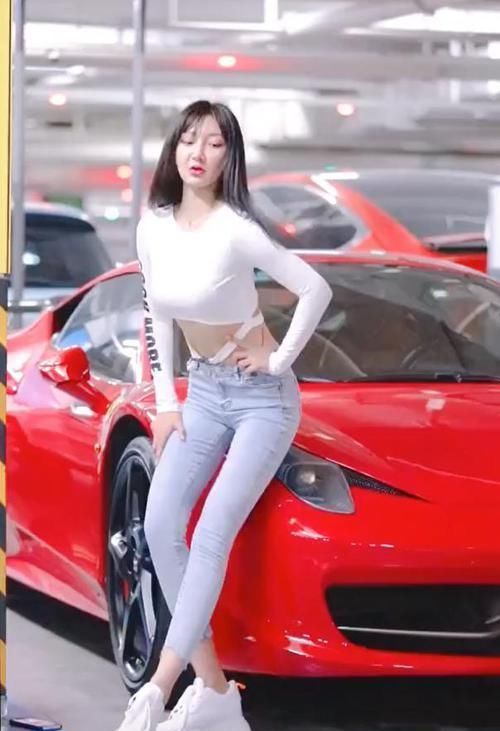 紧身牛仔裤|高腰T恤搭上紧身牛仔裤，塑造女人羡慕的好身材