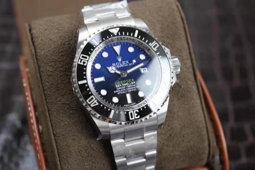 35岁左右爱运动的男士，如何选择欧米茄和劳力士的潜水腕表