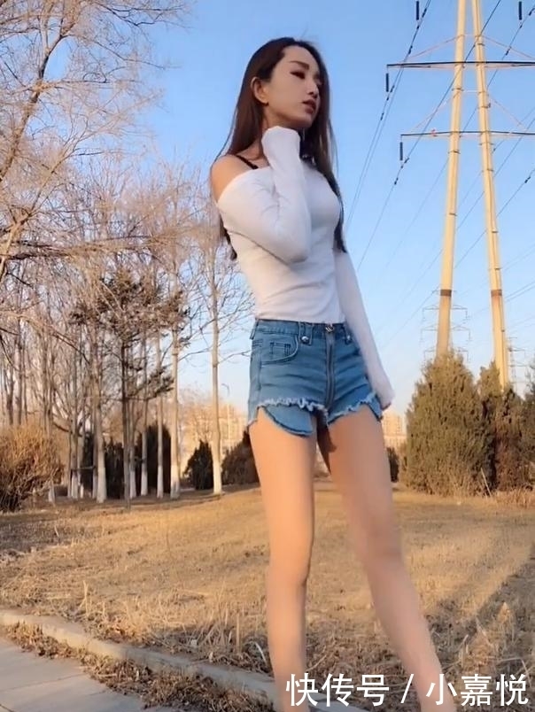 丝袜|牛仔短裤+肉色丝袜,穿出的冬季的美腿效果,极具青春美!