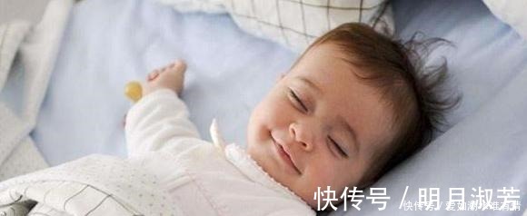 家长|宝宝发育是否达标一岁内宝宝大运动发育表来了,家长快来对照下