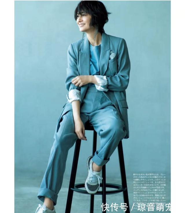 浅蓝色|越宽松、越减龄!日本52岁模特的“高级蓝”穿搭,优雅舒适好喜欢