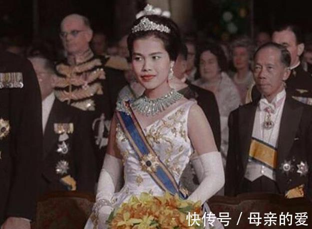 首饰!诗丽吉戴两顶头饰都很壕气了,不曾想她手上还有四个镯子,好震撼