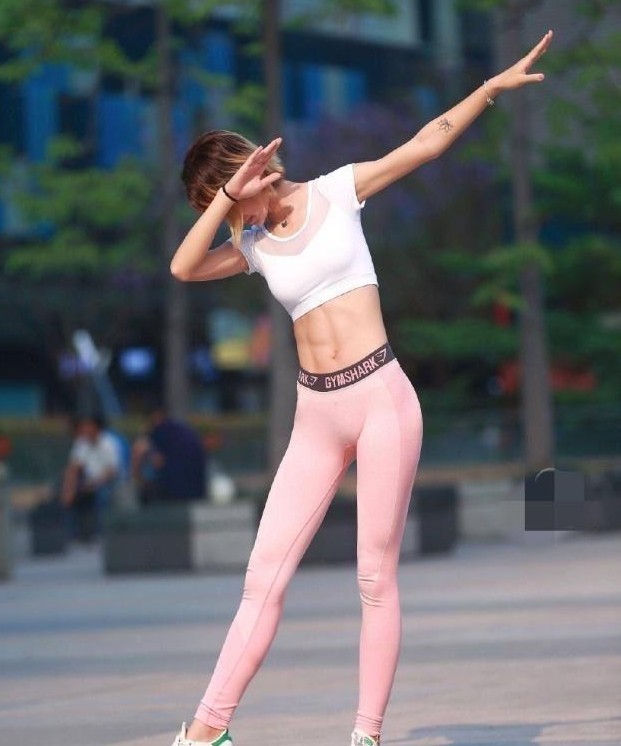 紧身|街拍性感紧身打底裤小姐姐,展现出身材的苗条感!