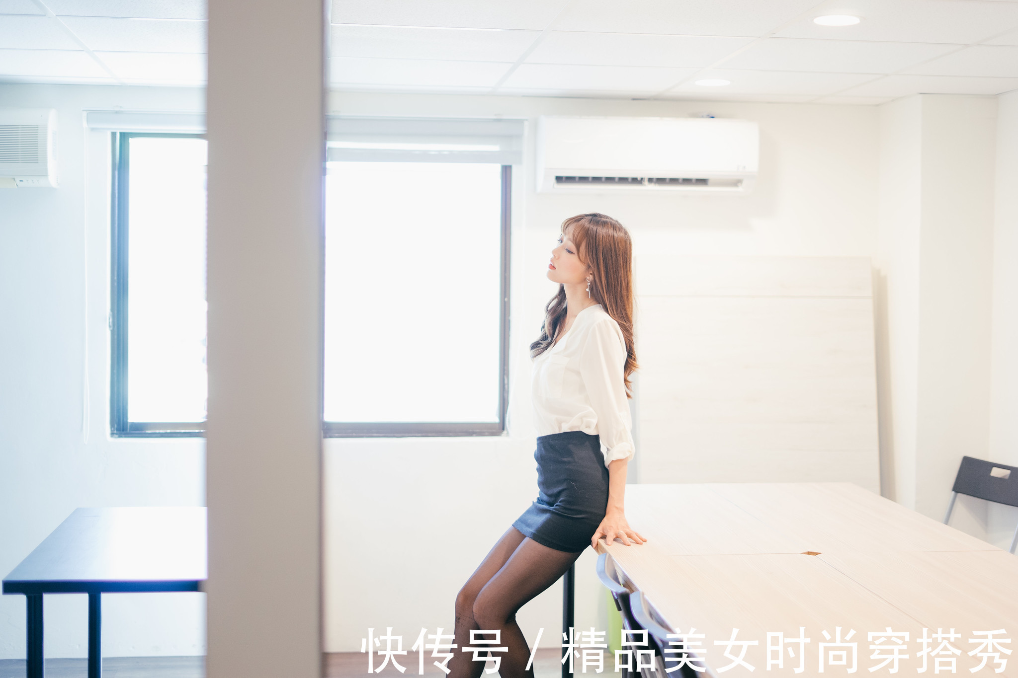 短裙 白色的衬衫下搭黑色的短裙,黑与白的搭配简约时尚有气质