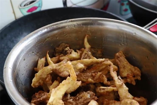 油锅|炸蘑菇时,不要着急下油锅炸,教你这样做才越吃越香,回味无穷