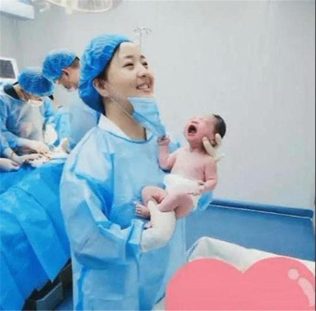 孩子|“暴脾气宝宝”火了,刚出生就把美女护士口罩扯下,网友:真记仇