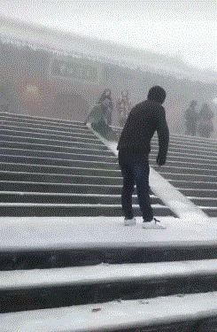 |搞笑GIF:谁被咬谁埋单我能一个人按到只剩最后一颗