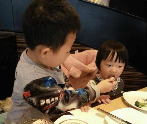 大宝|哥哥下课回家顾不上吃饭,就给妹妹泡奶粉,真是太暖心了