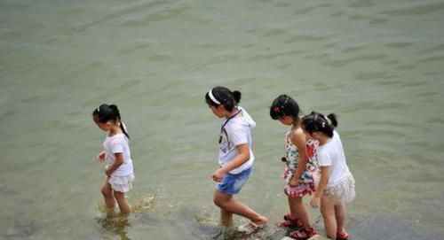 小孩|两小孩不慎落水,爸爸先救自己儿子惹非议,霸气回怼让人哑口无言