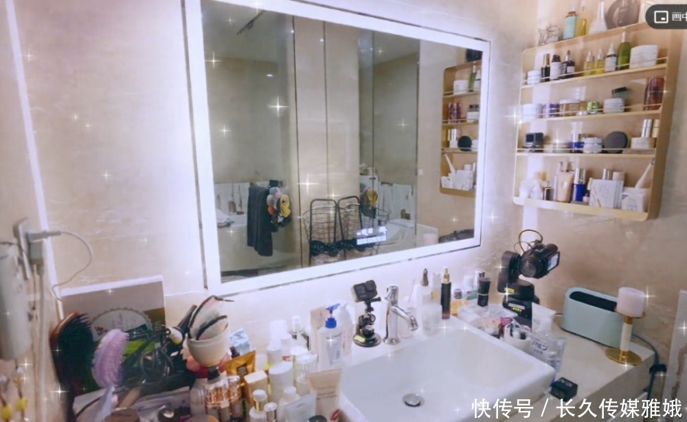 她给粉丝推荐几十块钱的平价产品,浴室里用的却是万元面霜?