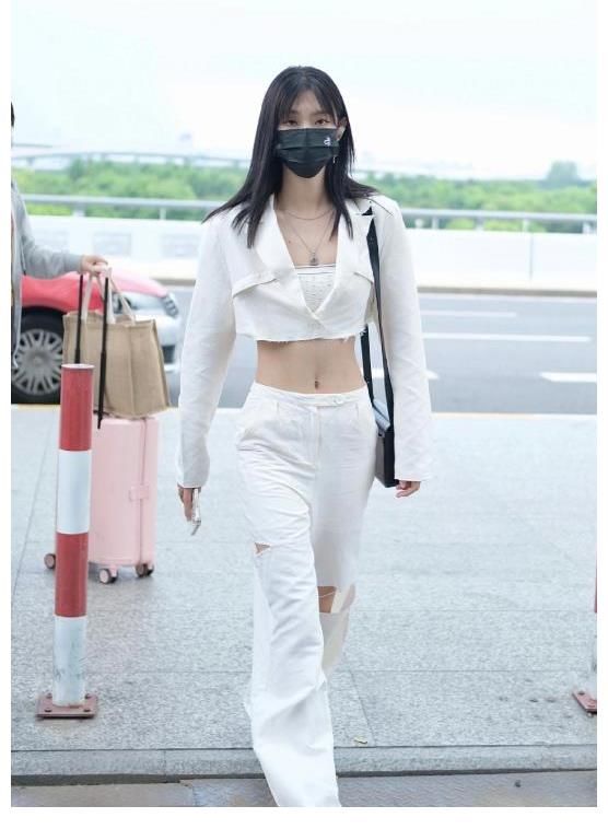 胃裝|曾可妮的腰是上帝親手捏的吧？當她穿上露胃裝，slay全場