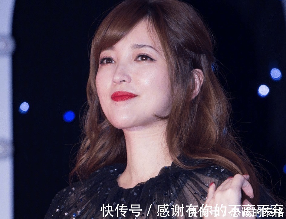 金莎|金莎出席活动，现场高清怼脸照曝光，婴儿肥明显，气质绝了