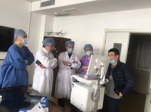 新生儿先天性巨大颈部肿物成功手术,家长为医护人员送来别样礼物