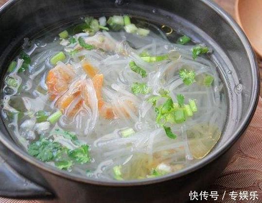 冬吃萝卜夏吃姜,美容养颜,一次喝一大碗,汤白浓郁,则美味