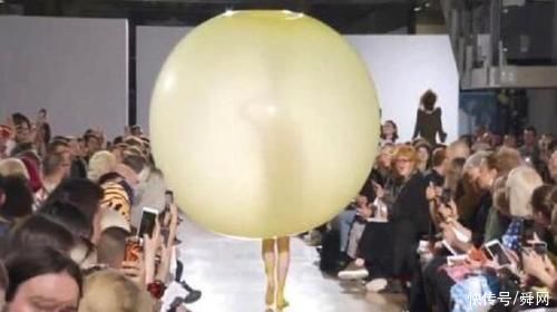 穿着气球走秀的模特，当气球爆炸时，场面美爆了!