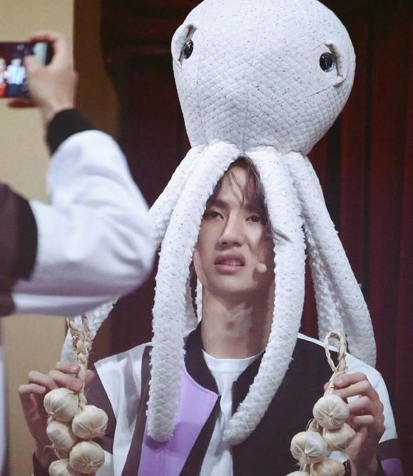 王一博以为没镜头,玩偶套头上就算了,再看他手上:本性藏不住了