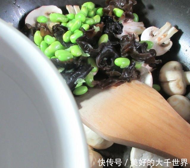 素烧蘑菇，鲜香可口，全家都喜欢