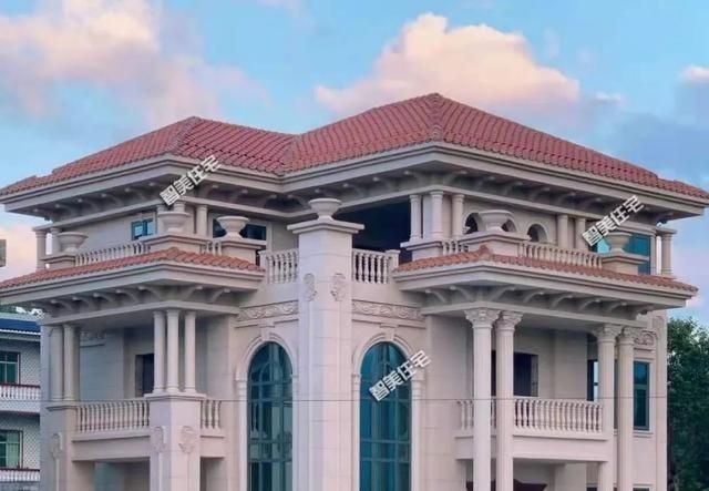 旋转楼梯|50万就可以在老家盖豪宅，配挑空客厅和旋转楼梯，每一面都很美