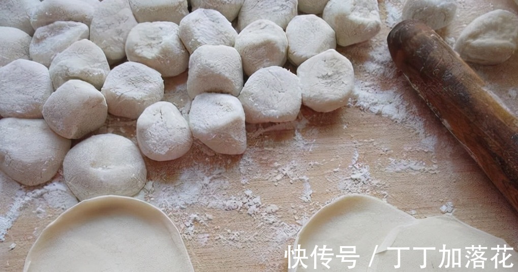 煮饺子，不要开锅就直接丢进去，牢记3点，饺子不破皮不粘还好吃！