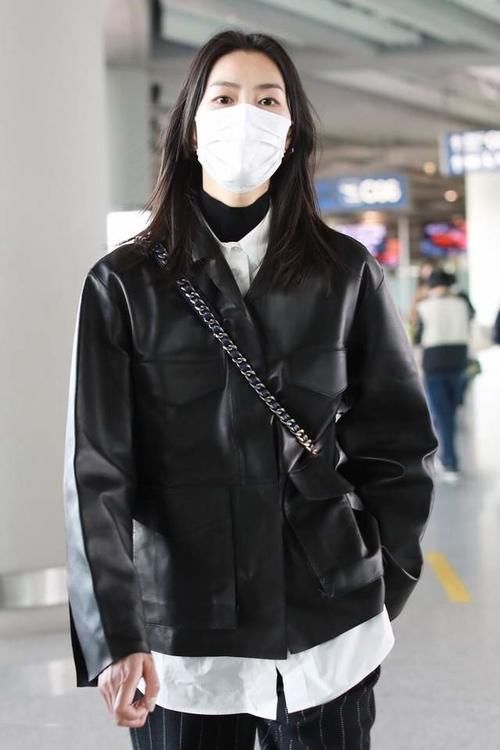 如何把白衬衫穿出时髦感？叠穿高领衫保暖干练又有型，配马甲很酷